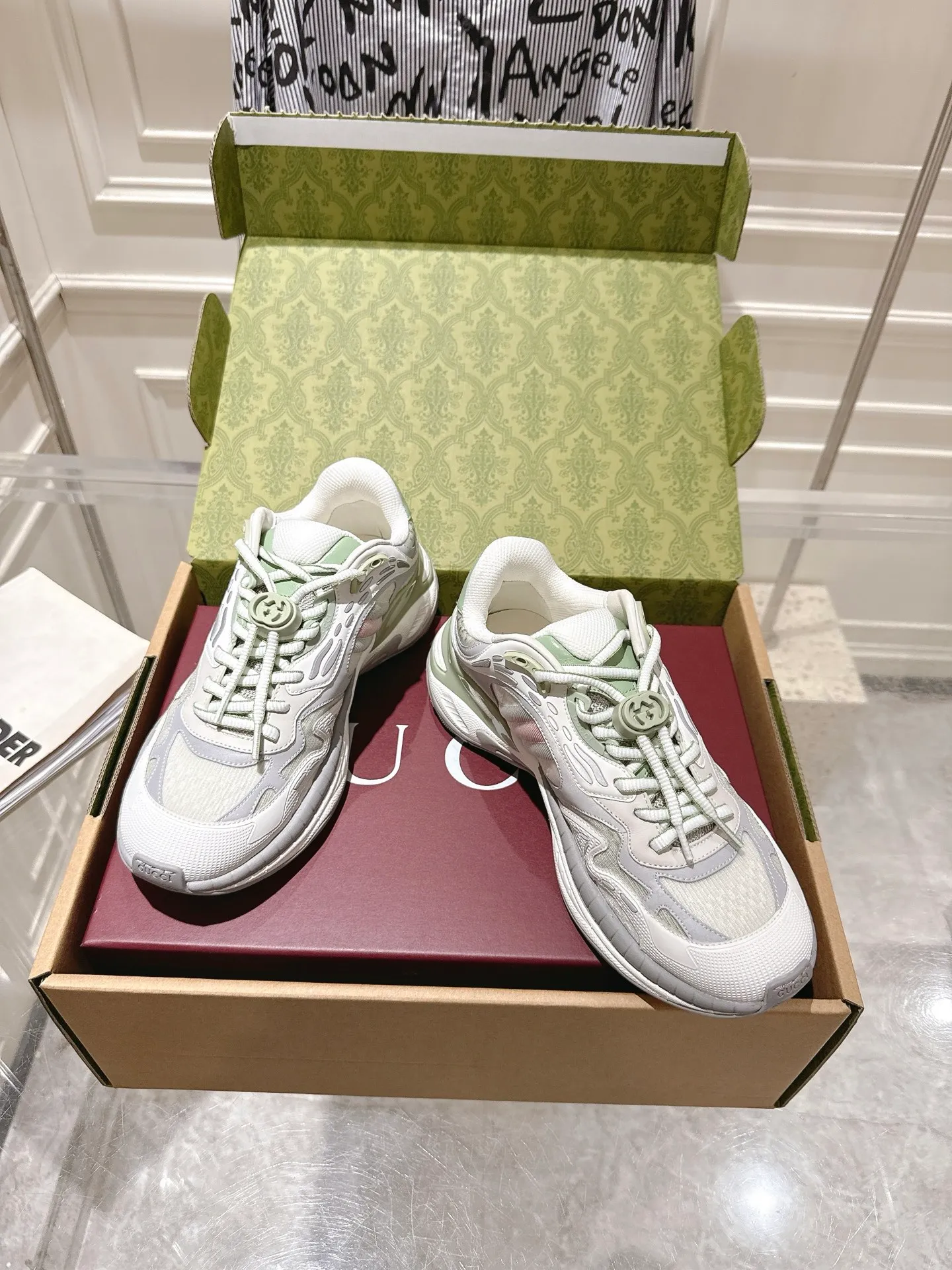 👟👟Ex-factory price 980👟👟Upgraded version with airplane case Gucci Gucci 25ss hot new style couple style retro sports shoes dad shoes This Gucci 2.0 reinterprets the brand's iconic striped webbing elements. This new interpretation of iconic details uses EVA thick soles with a smart silhouette, bringing a stable and comfortable wearing experience. Delivered in exquisite packaging. Fabric: Made of original imported cowhide/technical fabric. Inner foot pad: Breathable mesh. Heel height: 4cm. Sole: Original customized ultra-light foam rubber outsole. Size: 35-45 (women's size 40, men's size 45, custom-made, non-returnable)